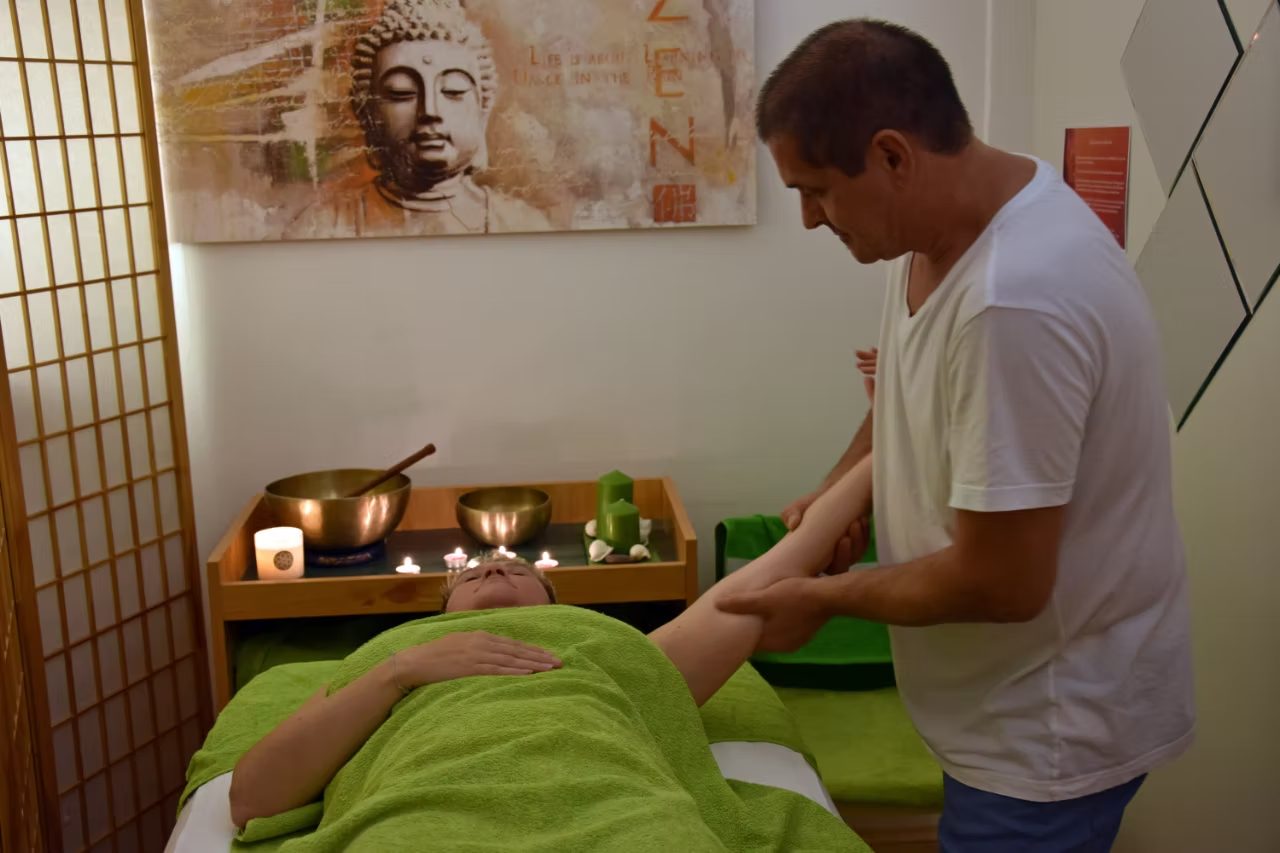 Massage-Behandlung im ruhigen Behandlungsraum von GS Fitness in Wien