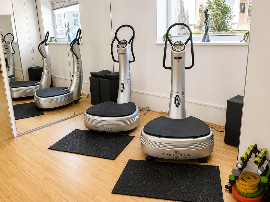 Zwei Power-Plate-Geraete im Vibrationstrainingsbereich von GS Fitness in Wien