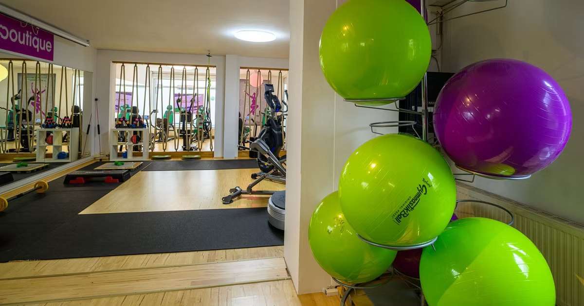 Trainingsraum von GS Fitness mit Geräten und Trainingsfläche